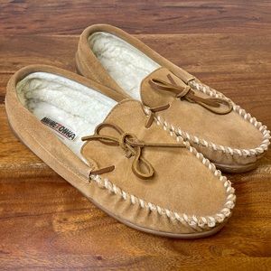 Minnetonka 4136 10 Leather Slippers